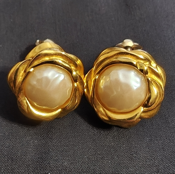 🐢 Vintage Givenchy Golden Floral With Pearl Center Clip On Earrings Rare!!
